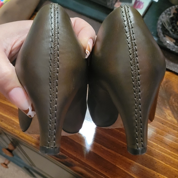 MARC JACOBS Olive Green LEATHER LOW KITTEN HEELS PUMPS - Picture 6 of 8